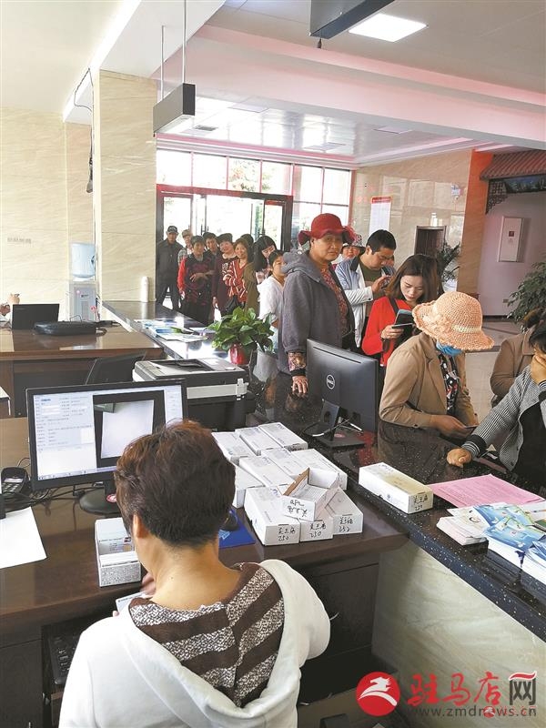   图为关王庙乡便民服务中心社保窗口工作人员正为居民办理社会保障卡登