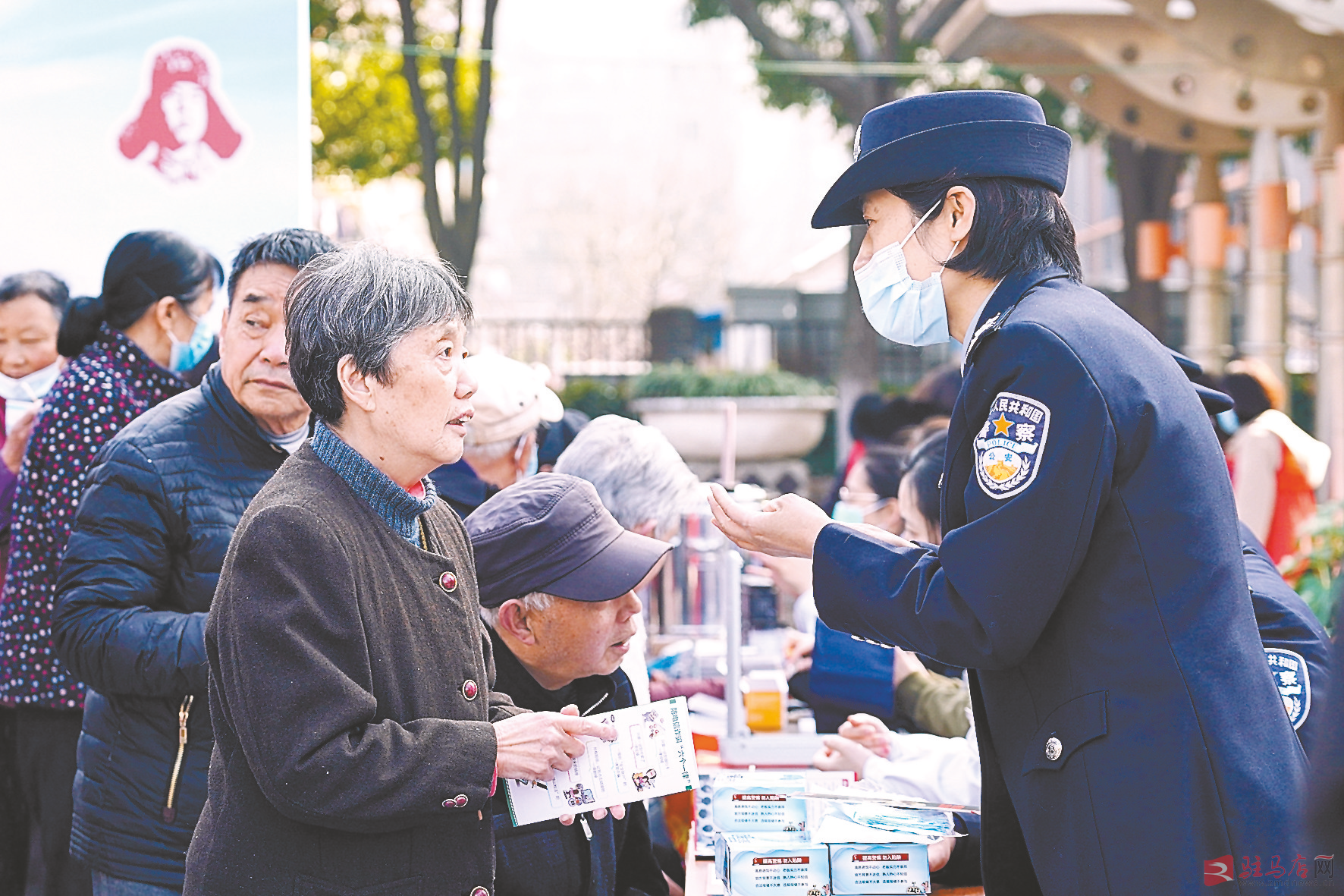 3月4日,南京建邺公安分局的民警在活动现场讲解防电信诈骗知识.