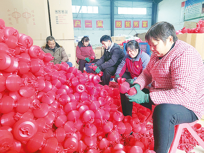 制灯笼迎新年