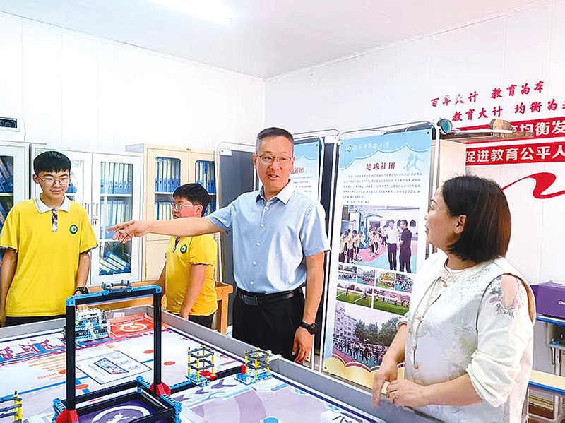 周海阔：坚守教育一线护航学生成长