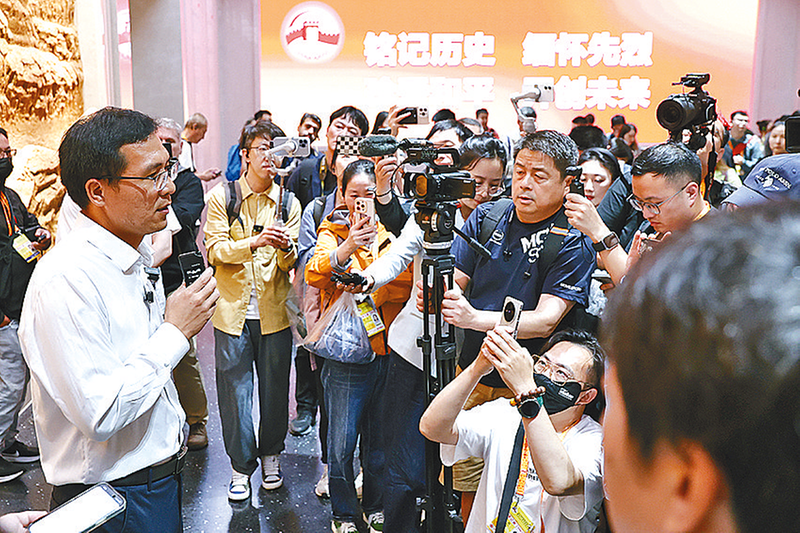 中外记者参观采访中国人民抗日战争纪念馆  