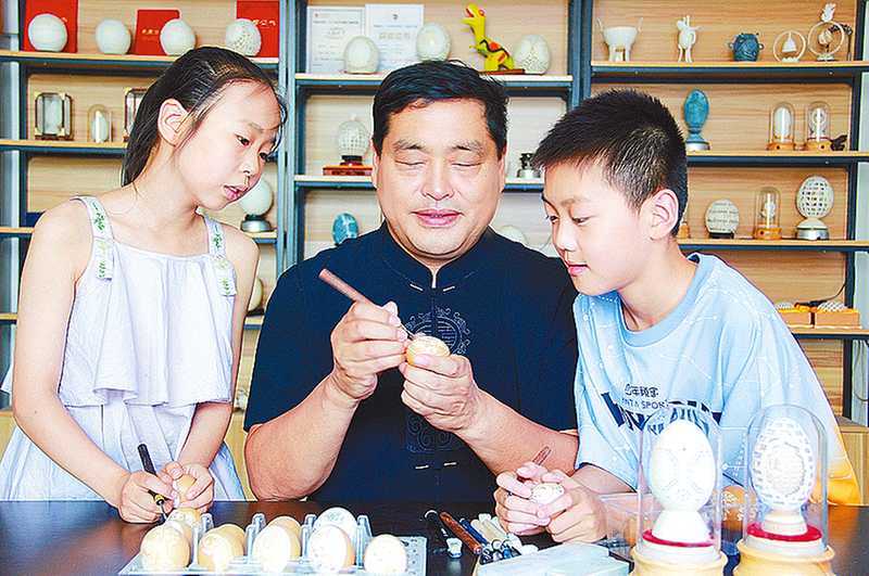 杨玉和：以刀为笔琢蛋壳 非遗技艺“活”起来