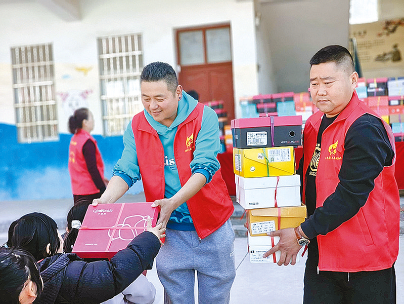 平舆：微光聚暖流 坚守写温情