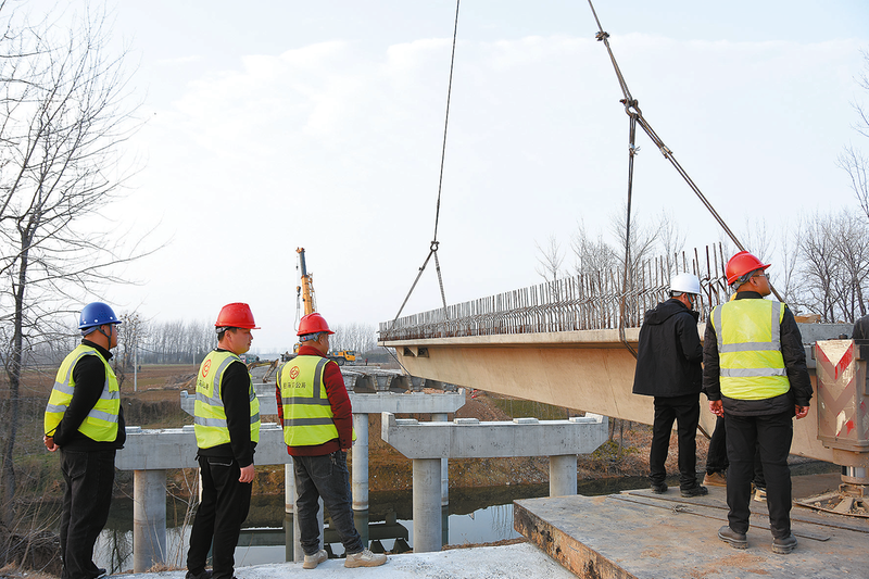 人勤春来早 箱梁架设忙——107国道驻马店境东移改建工程施工见闻 
