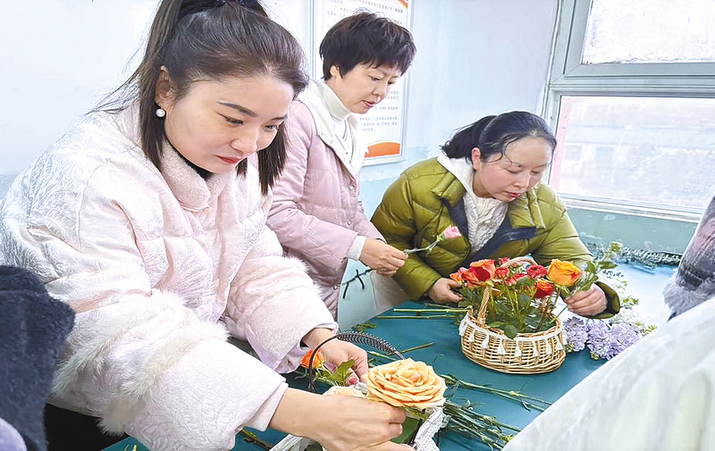 巾帼绽芳华 花香润校园  