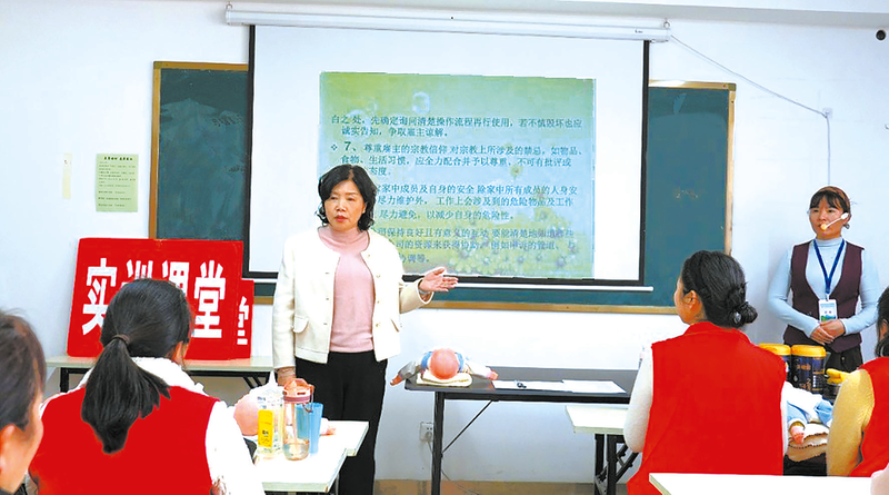 让职业教育成为人生出彩的舞台——记2025年度全国三八红旗手范爱梅