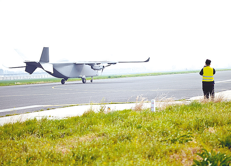 我国首款7吨级运投无人机长鹰-8首飞成功